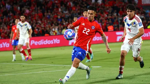 SANTIAGO, CHILE – NOVEMBER 19: Alexander Aravena of Chile runs with the ball during the South American FIFA World Cup 2026 Qualifier match between Chile and Venezuela at Estadio Nacional de Chile on November 19, 2024 in Santiago, Chile. (Photo by Marcelo Hernandez/Getty Images)