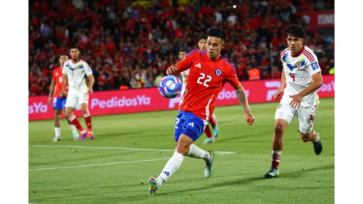 SANTIAGO, CHILE - NOVEMBER 19: Alexander Aravena of Chile runs with the ball during the South American FIFA World Cup 2026 Qualifier match between Chile and Venezuela at Estadio Nacional de Chile on November 19, 2024 in Santiago, Chile. (Photo by Marcelo Hernandez/Getty Images)