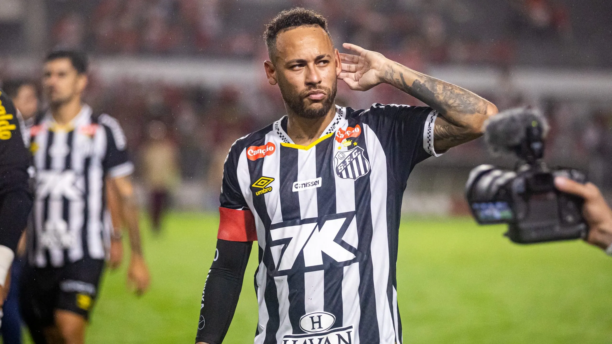 AL – MACEIO – 22/05/2025 – COPA DO BRASIL 2025, CRB X SANTOS – Neymar provoca torcida do CRB, apos eliminacao nos penaltis, estadio Rei Pele pelo campeonato Copa Do Brasil 2025. Foto: Itawi Albuquerque/AGIF