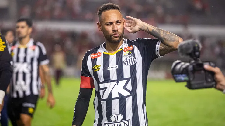 AL - MACEIO - 22/05/2025 - COPA DO BRASIL 2025, CRB X SANTOS - Neymar provoca torcida do CRB, apos eliminacao nos penaltis, estadio Rei Pele pelo campeonato Copa Do Brasil 2025. Foto: Itawi Albuquerque/AGIF