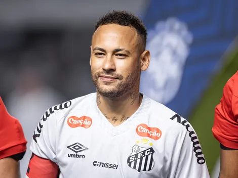 Neymar fez tatuagem do escudo do Santos na coxa