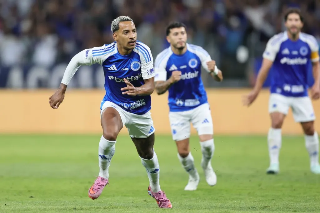 Matheus Pereira durante partida contra o São Paulo no Campeonato Brasileiro de 2025.  Foto: Gilson Lobo/AGIF