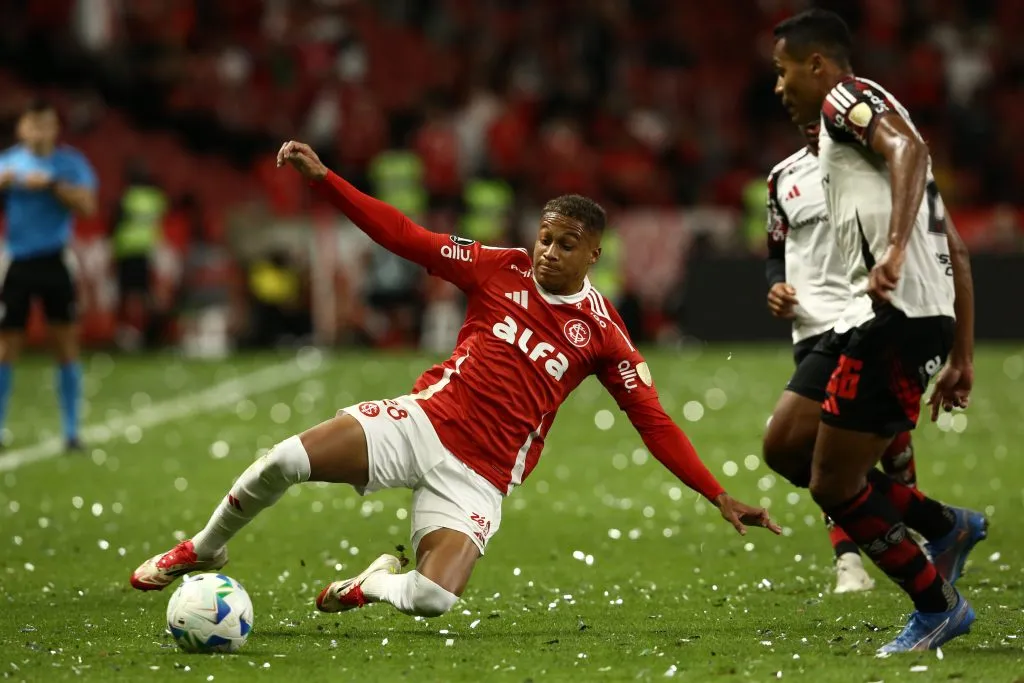 PORTO ALEGRE, BRAZIL – AUGUST 20: Vitinho of Internacional slides to control the ball during a Copa CONMEBOL Libertadores 2025 Round of 16 Second Leg match between Internacional and Flamengo at Beira-Rio Stadium on August 20, 2025 in Porto Alegre, Brazil. (Photo by Pedro H. Tesch/Getty Images)