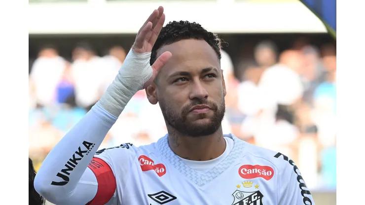 Neymar durante confronto contra o Fluminense no Brasileirão 2025.