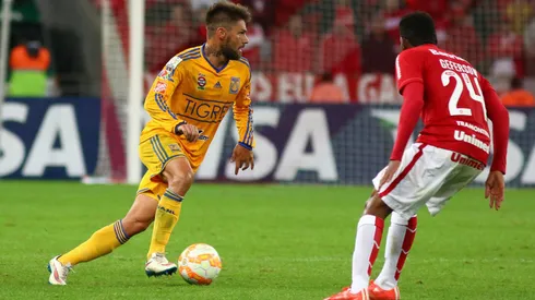 PORTO ALEGRE, BRAZIL – JULY 15: Geferson of Internacional battles for the ball against Rafael Sobis of Tigres during the match between Internacional v Tigres as part of Copa Bridgestone Libertadores 2015 Semi-Finals at Estadio Beira-Rio on July 15, 2015 in Porto Alegre, Brazil. (Photo by Lucas Uebel/Getty Images)