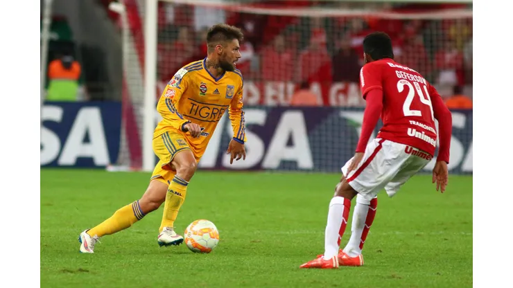 PORTO ALEGRE, BRAZIL - JULY 15: Geferson of Internacional battles for the ball against Rafael Sobis of Tigres during the match between Internacional v Tigres as part of Copa Bridgestone Libertadores 2015 Semi-Finals at Estadio Beira-Rio on July 15, 2015 in Porto Alegre, Brazil. (Photo by Lucas Uebel/Getty Images)