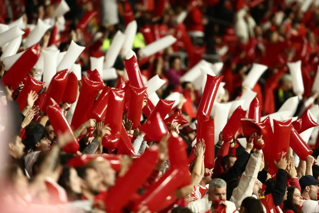 PORTO ALEGRE, BRAZIL – AUGUST 20: Fans of Internacional cheer the team before a Copa CONMEBOL Libertadores 2025 Round of 16 Second Leg match between Internacional and Flamengo at Beira-Rio Stadium on August 20, 2025 in Porto Alegre, Brazil. (Photo by Pedro H. Tesch/Getty Images)
