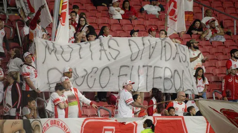 RS – PORTO ALEGRE – 31/08/2025 – BRASILEIRO A 2025, INTERNACIONAL X FORTALEZA – Torcida do Internacional protesta durante partida contra Fortaleza no estadio Beira-Rio pelo campeonato Brasileiro A 2025. Foto: Maxi Franzoi/AGIF