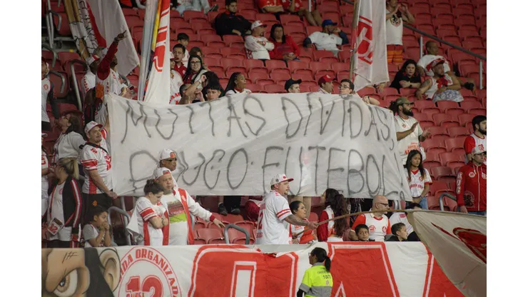 RS - PORTO ALEGRE - 31/08/2025 - BRASILEIRO A 2025, INTERNACIONAL X FORTALEZA - Torcida do Internacional protesta durante partida contra Fortaleza no estadio Beira-Rio pelo campeonato Brasileiro A 2025. Foto: Maxi Franzoi/AGIF