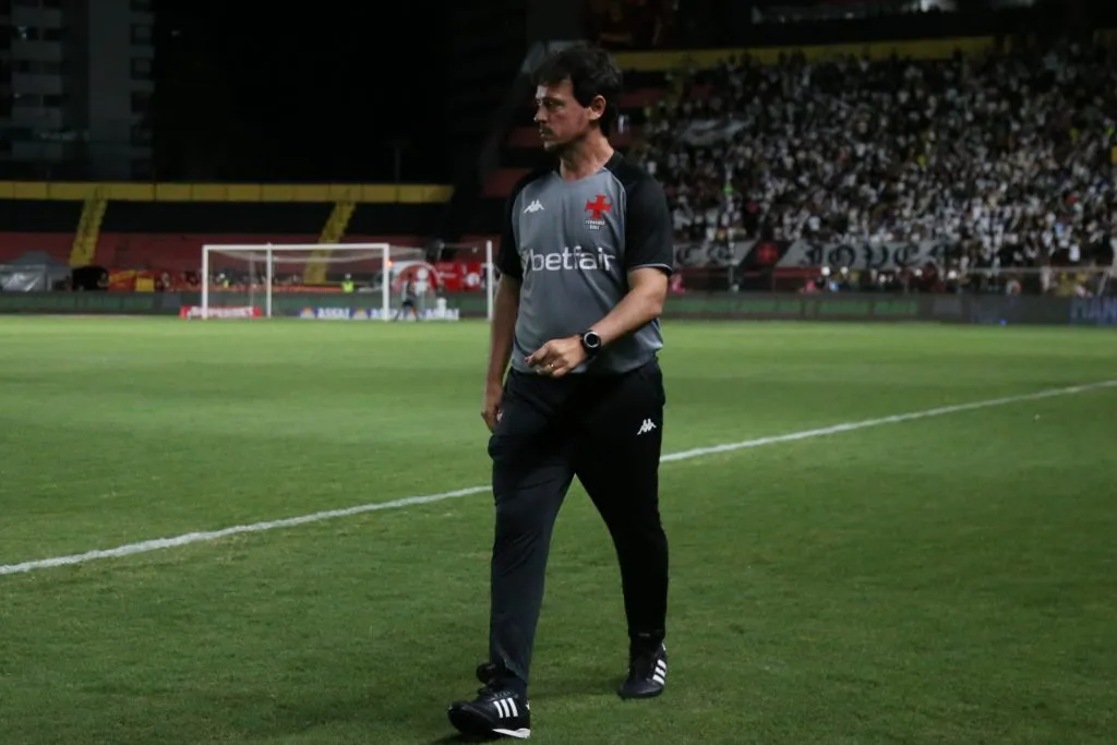 Fernando Diniz técnico do Vasco durante a partida contra o Sport na Ilha do Retiro em Recife (PE) pelo campeonato Brasileiro A 2025. Foto: Marlon Costa/AGIF