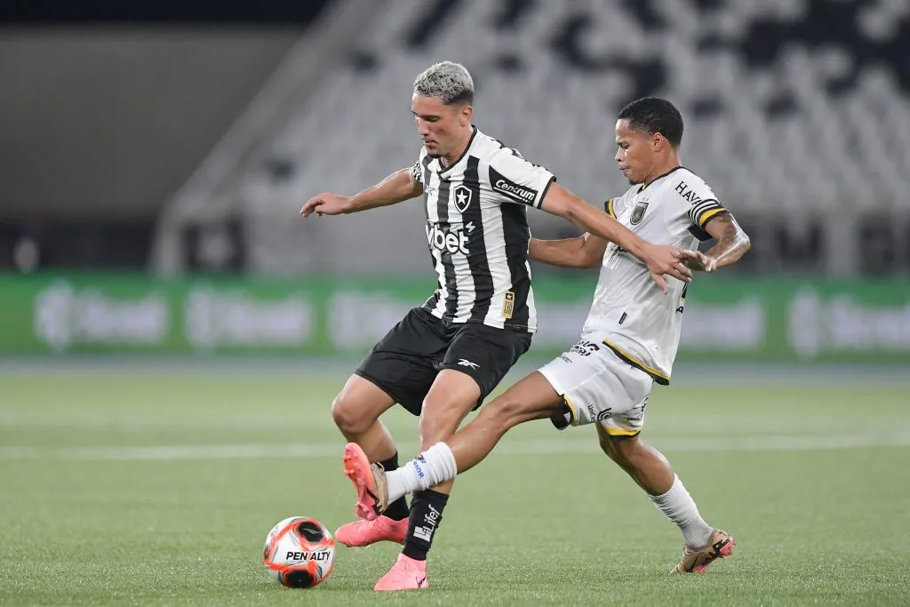 Kauan Lindes jogador do Botafogo durante partida contra o Volta Redonda pelo campeonato Carioca 2025. Foto: Thiago Ribeiro/AGIF