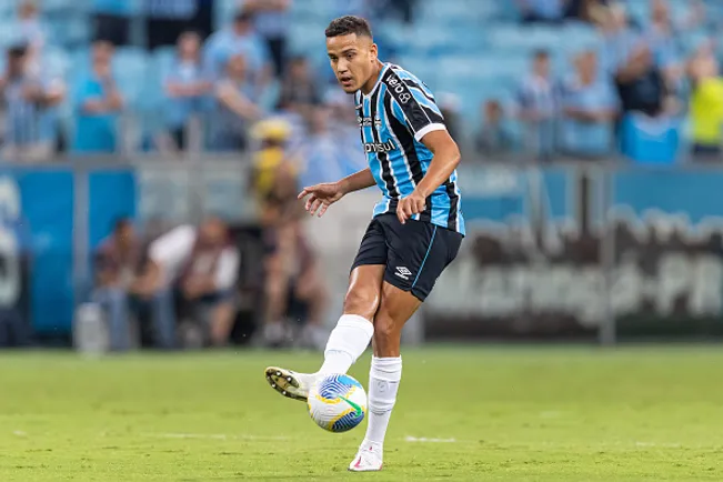 Gustavo Martins atuando no Grêmio –  (Photo by Richard Ducker/Eurasia Sport Images/Getty Images)