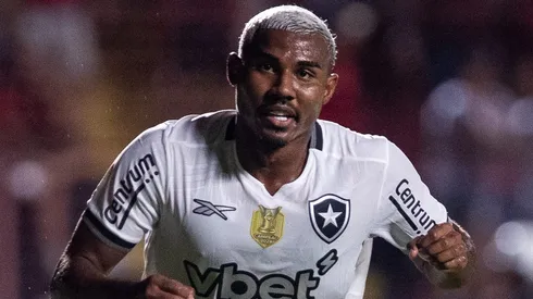 Cuiabano jogador do Botafogo comemora seu gol durante partida contra o Sport no estadio Ilha do Retiro pelo campeonato Brasileiro A 2025. Foto: Rafael Vieira/AGIF
