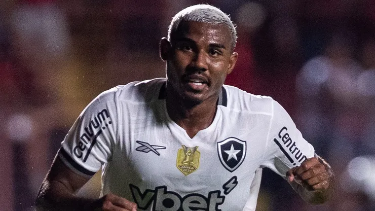 Cuiabano jogador do Botafogo comemora seu gol durante partida contra o Sport no estadio Ilha do Retiro pelo campeonato Brasileiro A 2025. Foto: Rafael Vieira/AGIF