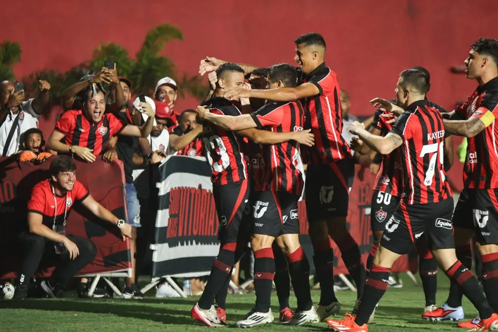 Erick jogador do Vitoria comemora seu gol com jogadores do seu time durante partida contra o Atletico-MG no estadio Barradao pelo campeonato Brasileiro A 2025. Foto: Marcio Jose/AGIF
