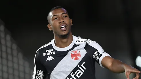 Rayan jogador do Vasco durante partida contra o Bragantino no estadio Sao Januario pelo campeonato Brasileiro A 2025. Foto: Thiago Ribeiro/AGIF