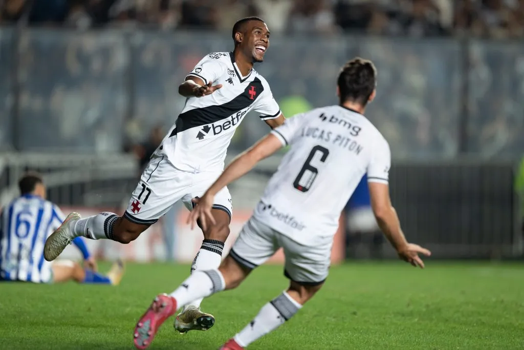 Rayan jogador do Vasco comemora seu gol durante partida contra o CSA no estadio Sao Januario pelo campeonato Copa Do Brasil 2025. Foto: Jorge Rodrigues/AGIF