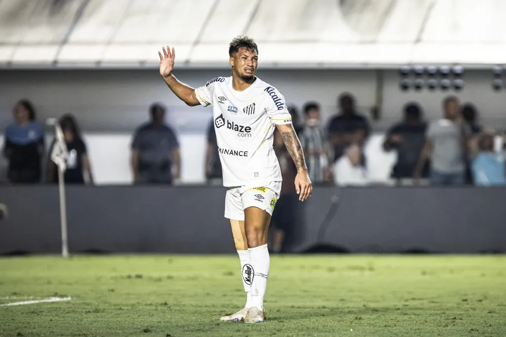 SP – SANTOS – 29/11/2023 – BRASILEIRO A 2023, SANTOS X FLUMINENSE – Marcos Leonardo jogador do Santos lamenta durante partida contra o Fluminense no estadio Vila Belmiro pelo campeonato Brasileiro A 2023. Foto: Abner Dourado/AGIF