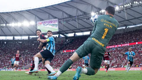RJ – RIO DE JANEIRO – 31/08/2025 – BRASILEIRO A 2025, FLAMENGO X GREMIO – Tiago Volpi goleiro do Gremio durante partida contra o Flamengo no estadio Maracana pelo campeonato Brasileiro A 2025. Foto: Jorge Rodrigues/AGIF