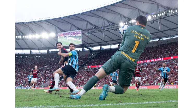 RJ - RIO DE JANEIRO - 31/08/2025 - BRASILEIRO A 2025, FLAMENGO X GREMIO - Tiago Volpi goleiro do Gremio durante partida contra o Flamengo no estadio Maracana pelo campeonato Brasileiro A 2025. Foto: Jorge Rodrigues/AGIF