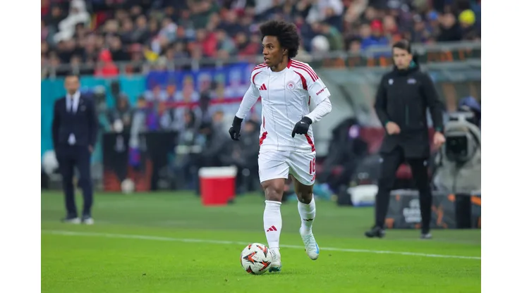 BUCHAREST, ROMANIA - NOVEMBER 28: Willian of Olympiacos controls the ball during the UEFA Europa League 2024/25 League Phase MD5 match between Fotbal Club FCSB and Olympiacos FC at National Arena Stadium on November 28, 2024 in Bucharest, Romania. (Photo by Vasile Mihai-Antonio/Getty Images)