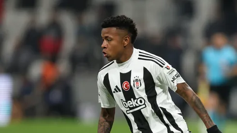 Keny Arroyo, do Besiktas, controla a bola durante a partida da Superliga Turca entre Besiktas e Istanbul Basaksehir, em 12 de abril de 2025, em Istambul, Turquia. (Foto de Ahmad Mora/Getty Images)