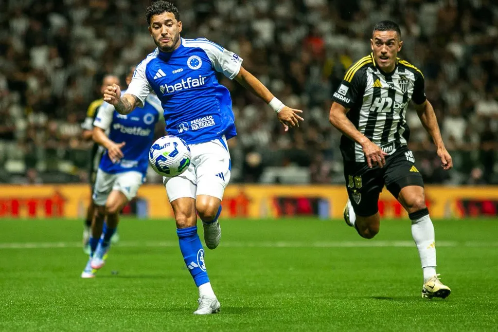 MG – BELO HORIZONTE – 27/08/2025 – COPA DO BRASIL 2025, ATLETICO-MG X CRUZEIRO – Willian jogador do Cruzeiro durante partida contra o Atletico-MG no estadio Arena MRV pelo campeonato Copa Do Brasil 2025. Foto: Fernando Moreno/AGIF