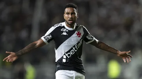 Jair jogador do Vasco reclama com a arbitragem durante partida contra o Bragantino no estadio Sao Januario pelo campeonato Brasileiro A 2025. Foto: Jorge Rodrigues/AGIF