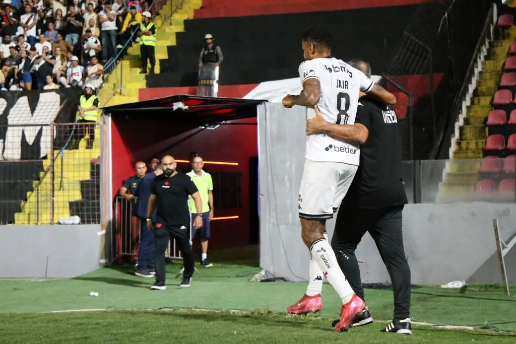 Jair jogador do Vasco durante a partida contra o Sport na Ilha do Retiro em Recife (PE) pelo campeonato Brasileiro A 2025. Foto: Marlon Costa/AGIF