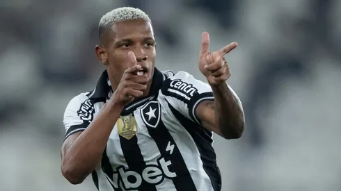 RJ - RIO DE JANEIRO - 30/08/2025 - BRASILEIRO A 2025, BOTAFOGO X BRAGANTINO - Danilo jogador do Botafogo comemora seu gol durante partida contra o Bragantino no estadio Engenhao pelo campeonato Brasileiro A 2025. Foto: Jorge Rodrigues/AGIF