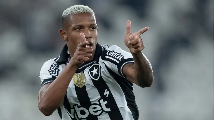 RJ - RIO DE JANEIRO - 30/08/2025 - BRASILEIRO A 2025, BOTAFOGO X BRAGANTINO - Danilo jogador do Botafogo comemora seu gol durante partida contra o Bragantino no estadio Engenhao pelo campeonato Brasileiro A 2025. Foto: Jorge Rodrigues/AGIF