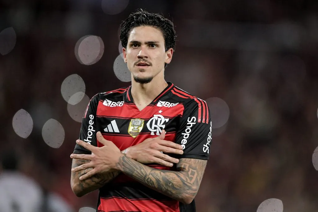 RJ – RIO DE JANEIRO – 25/08/2025 – BRASILEIRO A 2025, FLAMENGO X VITORIA – Pedro jogador do Flamengo comemora seu gol durante partida contra o Vitoria no estadio Maracanã pelo campeonato Brasileiro A 2025. Foto: Thiago Ribeiro/AGIF