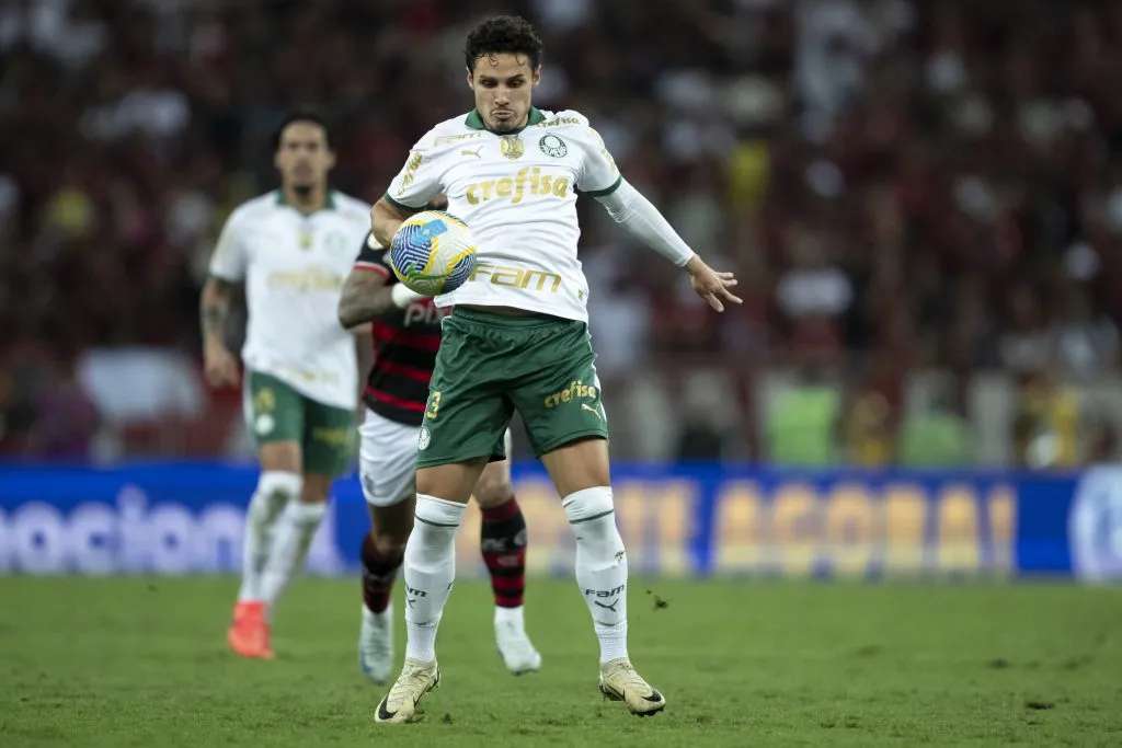 SP – RIO DE JANEIRO – 11/08/2024 – BRASILEIRO A 2024, FLAMENGO X PALMEIRAS – Raphael Veiga jogador do Palmeiras durante partida contra o Flamengo no estadio Maracana pelo campeonato Brasileiro A 2024. Foto: Jorge Rodrigues/AGIF