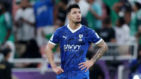 Marcos Leonardo, do Al Hilal, reage após Ivan Toney, do Al-Ahli Saudi, marcar o segundo gol de sua equipe durante a semifinal da Elite da Liga dos Campeões da AFC entre Al Hilal e Al Ahli no Estádio King Abdullah Sports City Hall em 29 de abril de 2025 em Jeddah, Arábia Saudita. (Foto de Yasser Bakhsh/Getty Images)