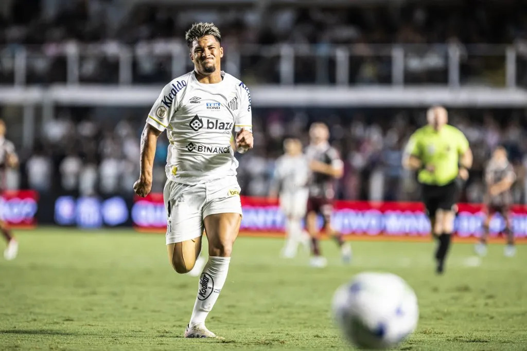 SP – SANTOS – 29/11/2023 – BRASILEIRO A 2023, SANTOS X FLUMINENSE – Marcos Leonardo jogador do Santos durante partida contra o Fluminense no estadio Vila Belmiro pelo campeonato Brasileiro A 2023. Foto: Abner Dourado/AGIF