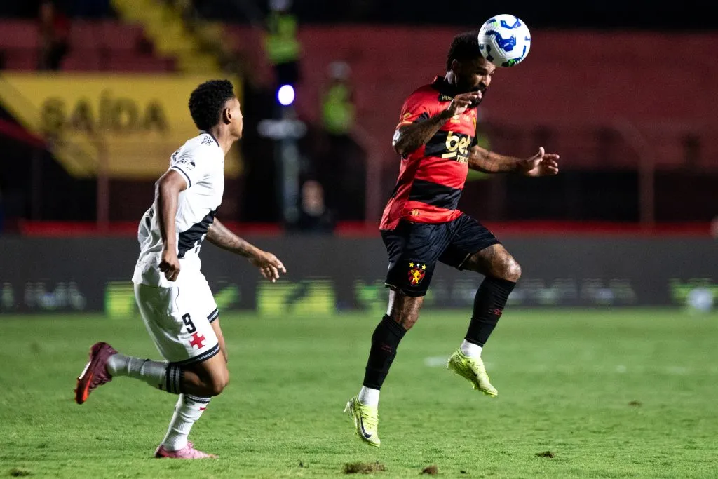 Romarinho jogador do Sport disputa lance com Matheus Franca jogador do Vasco durante partida no estadio Ilha do Retiro pelo campeonato Brasileiro A 2025. Foto: Rafael Vieira/AGIF