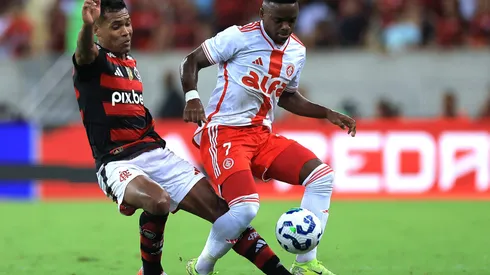 RIO DE JANEIRO, BRAZIL – MARCH 29: Johan Carbonero of Internacional competes for the ball with Alex Sandro of Flamengo during the match between Flamengo and Internacional as part of Brasileirao 2025 at Maracana Stadium at Maracana Stadium on March 29, 2025 in Rio de Janeiro, Brazil. (Photo by Buda Mendes/Getty Images)