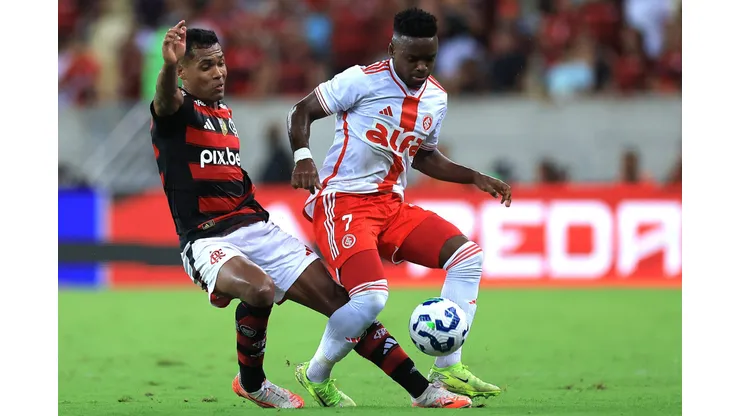 RIO DE JANEIRO, BRAZIL - MARCH 29: Johan Carbonero of Internacional competes for the ball with Alex Sandro of Flamengo during the match between Flamengo and Internacional as part of Brasileirao 2025 at Maracana Stadium at Maracana Stadium on March 29, 2025 in Rio de Janeiro, Brazil. (Photo by Buda Mendes/Getty Images)