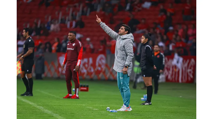RS - PORTO ALEGRE - 04/08/2024 - BRASILEIRO A 2024, INTERNACIONAL X PALMEIRAS - Abel Ferreira tecnico do Palmeiras durante partida contra o Internacional no estadio Beira-Rio pelo campeonato Brasileiro A 2024. Foto: Maxi Franzoi/AGIF