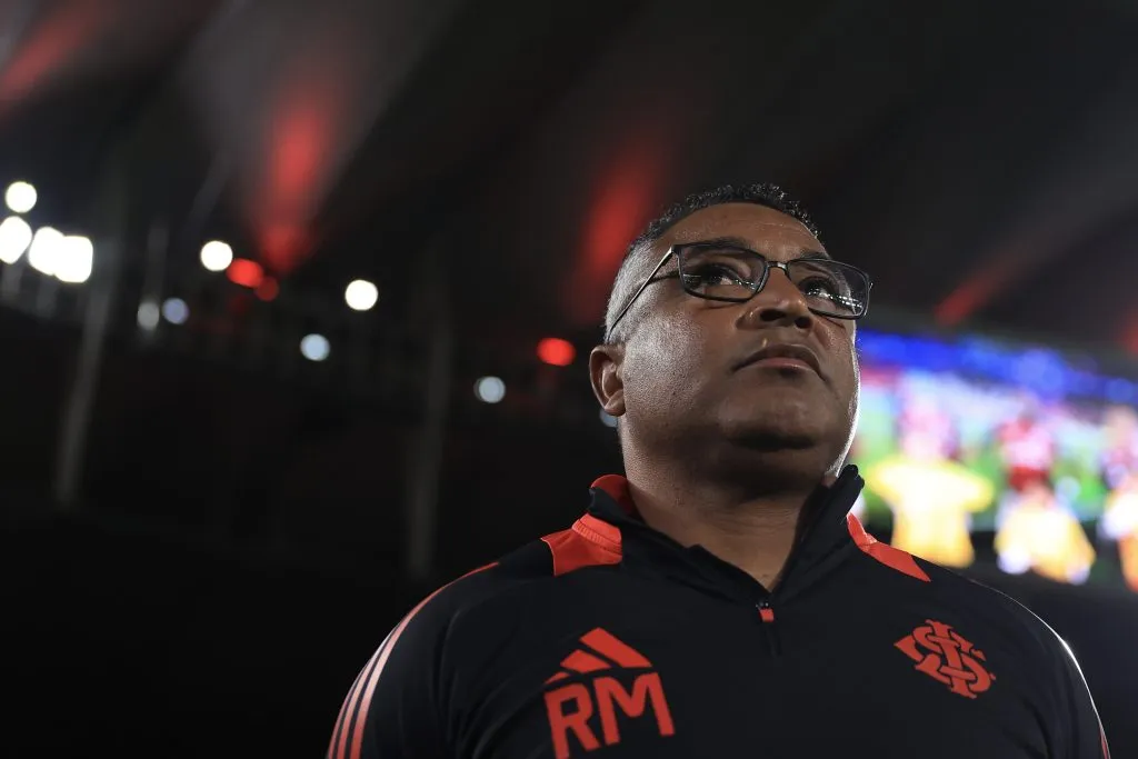 RIO DE JANEIRO, BRAZIL – AUGUST 13: Roger Machado, Head Coach of Internacional, looks on prior to the Copa CONMEBOL Libertadores 2025 round of 16 first leg match between Flamengo and Internacional at Maracana Stadium on August 13, 2025 in Rio de Janeiro, Brazil. (Photo by Buda Mendes/Getty Images)