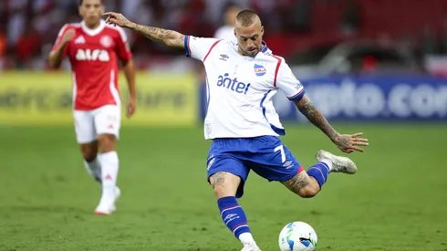 PORTO ALEGRE, BRAZIL – APRIL 22: Nico Lopez of Nacional makes an attempt on target during the Copa CONMEBOL Libertadores Group F match between Internacional and Nacional at Beira-Rio Stadium on April 22, 2025 in Porto Alegre, Brazil. (Photo by Pedro H. Tesch/Getty Images)