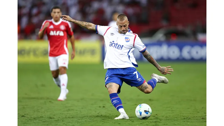 PORTO ALEGRE, BRAZIL - APRIL 22: Nico Lopez of Nacional makes an attempt on target during the Copa CONMEBOL Libertadores Group F match between Internacional and Nacional at Beira-Rio Stadium on April 22, 2025 in Porto Alegre, Brazil. (Photo by Pedro H. Tesch/Getty Images)