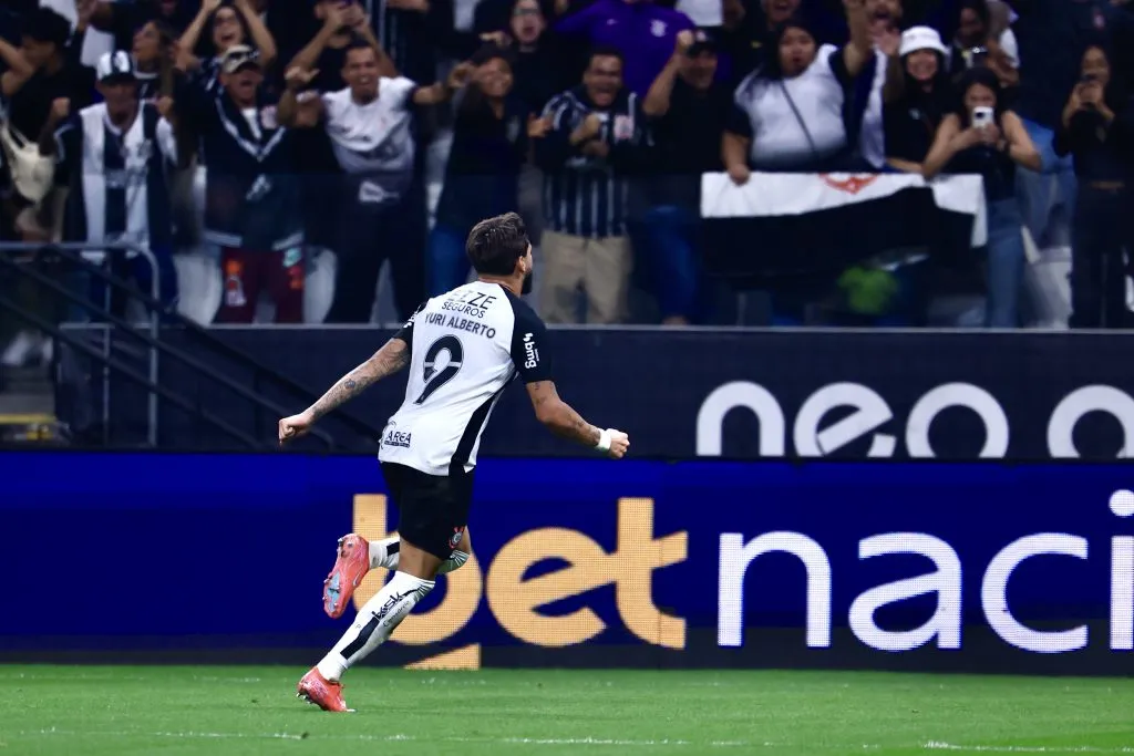 Yuri Alberto jogador do Corinthians comemora seu gol durante partida contra o Internacional no estadio Arena Corinthians pelo campeonato Brasileiro A 2025. Foto: Marcello Zambrana/AGIF