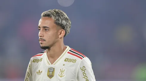 Matheus Gonçalves jogador do Flamengo durante partida contra o Atlético-MG no estádio Maracanã pelo campeonato Copa Do Brasil 2025. Foto: Thiago Ribeiro/AGIF