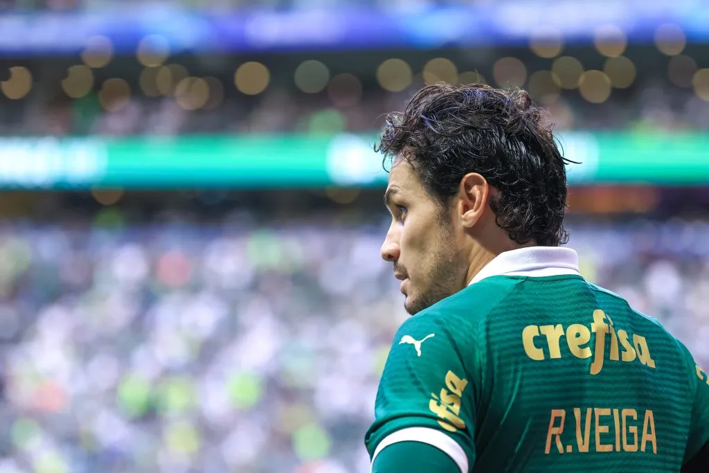 SP – SAO PAULO – 26/10/2024 – BRASILEIRO A 2024, PALMEIRAS X FORTALEZA – Raphael Veiga jogador do Palmeiras durante partida contra o Fortaleza no estadio Arena Allianz Parque pelo campeonato Brasileiro A 2024. Foto: Marcello Zambrana/AGIF