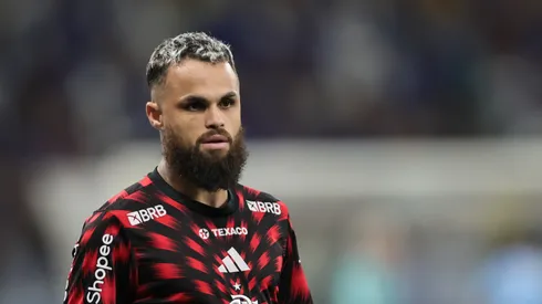 Michael jogador do Flamengo durante aquecimento antes da partida contra o Cruzeiro no estadio Mineirão pelo campeonato Brasileiro A 2025. Foto: Gilson Lobo/AGIF
