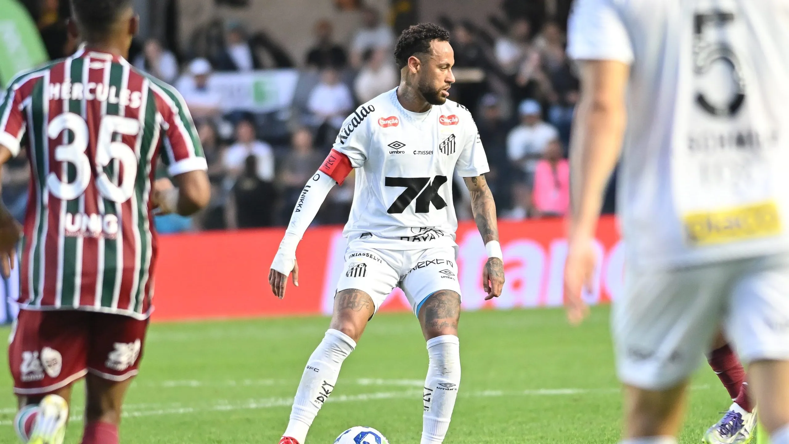 SP – SANTOS – 31/08/2025 – BRASILEIRO A 2025, SANTOS X FLUMINENSE – Neymar jogador do Santos durante partida contra o Fluminense no estadio Vila Belmiro pelo campeonato Brasileiro A 2025.  Foto: Jota Erre/AGIF