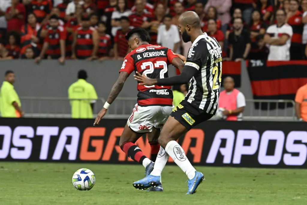 Bruno Henrique jogador do Flamengo durante partida contra o Santos no estadio Mane Garrincha pelo campeonato Brasileiro A 2023. Foto: Mateus Bonomi/AGIF