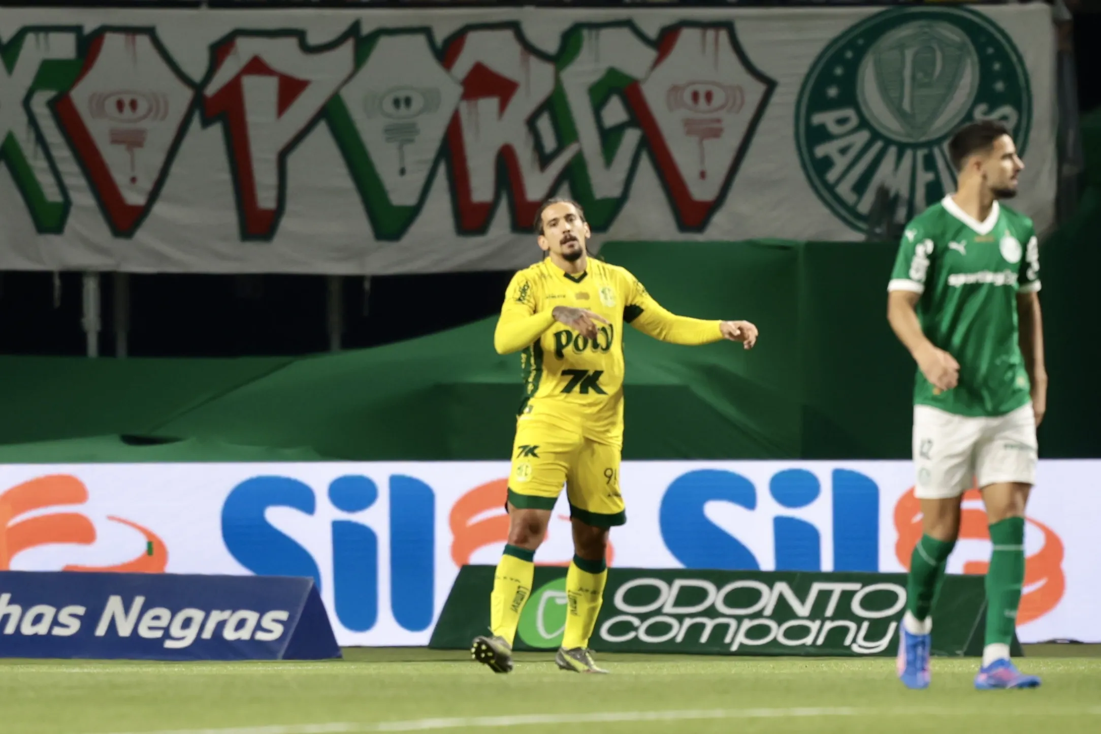 Chico da Costa comemorando gol durante partida contra o Palmeiras no Campeonato Brasileiro de 2025. Foto: Marcello Zambrana/AGIF