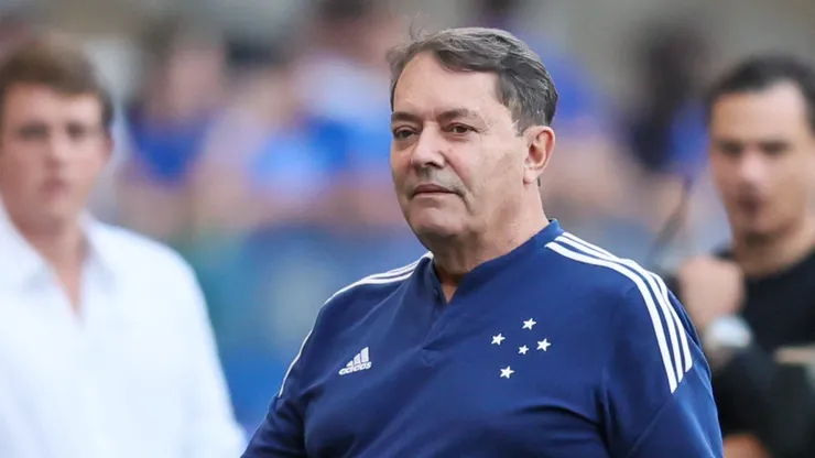 MG - BELO HORIZONTE - 10/08/2025 - BRASILEIRO A 2025, CRUZEIRO X SANTOS - Pedro Lourenco (Pedrinho) dono do Cruzeiro durante partida contra o Santos no estadio Mineirao pelo campeonato Brasileiro A 2025. Foto: Gilson Lobo/AGIF